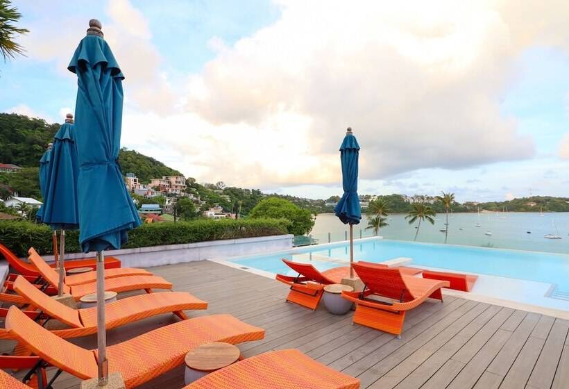 בית מלון כפרי Bandara Phuket Beach Resort