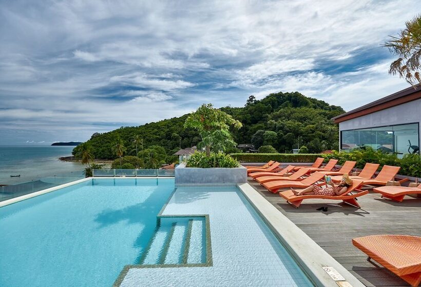 בית מלון כפרי Bandara Phuket Beach Resort