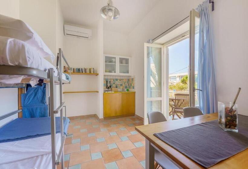 Отель Le Grand Bleu Gioia Apartments