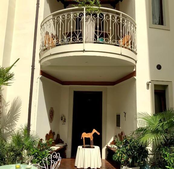 호텔 Sembenini Palace