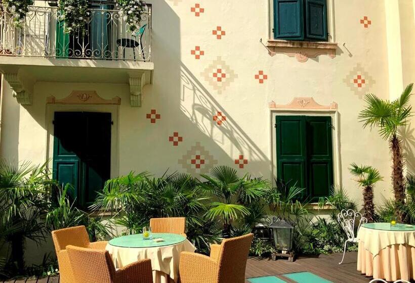 هتل Sembenini Palace