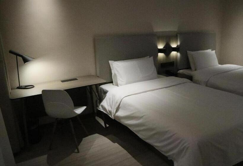 Hanting Hotel Shijiazhuang Jianhe Bridge Metro Station