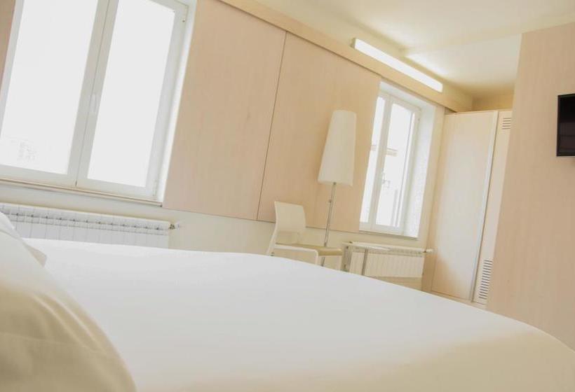 هتل Monjes Magnos