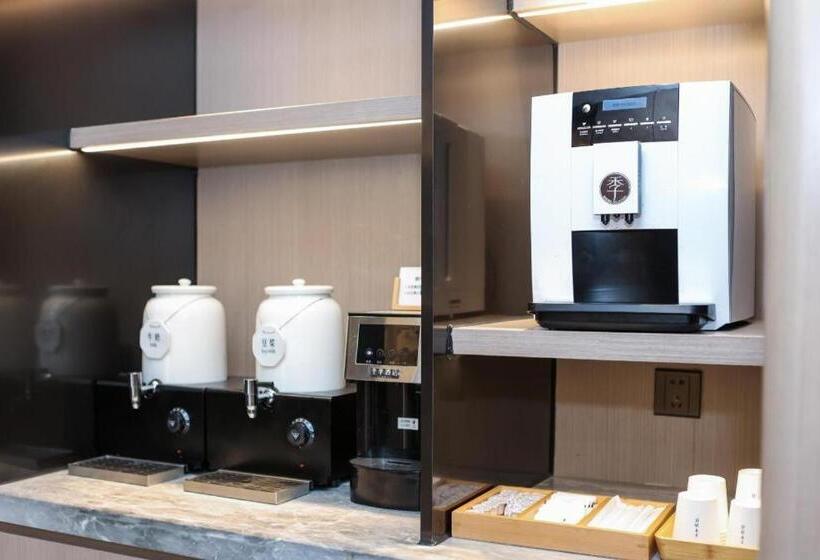 Ji Hotel Shanghai Xujiahui Caobao Road Metro Station