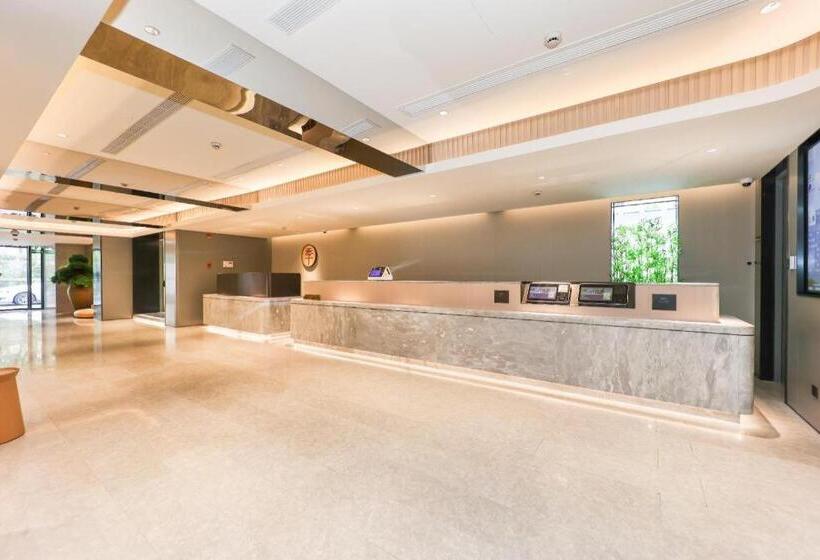 Ji Hotel Shanghai Xujiahui Caobao Road Metro Station