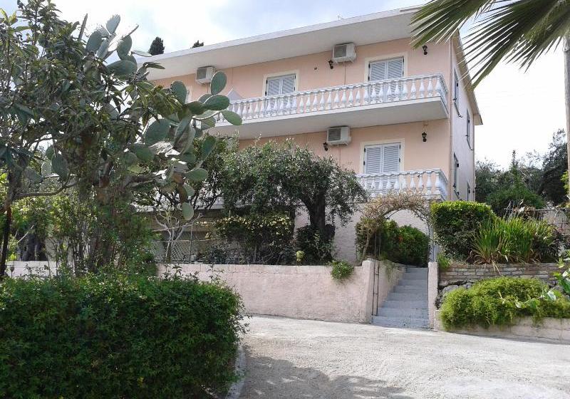Apostolos & Eleni Family Apartments