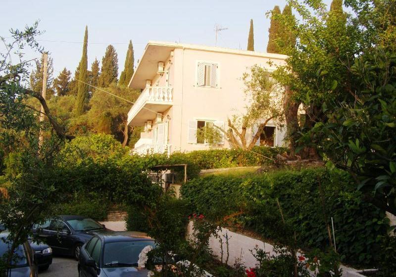 Apostolos & Eleni Family Apartments