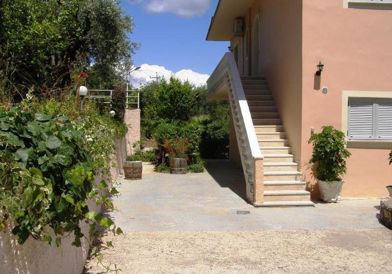 Apostolos & Eleni Family Apartments