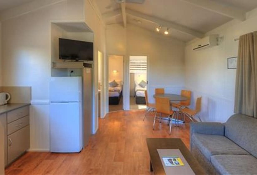 هتل Airport Tourist Village Melbourne