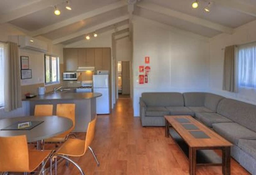 هتل Airport Tourist Village Melbourne