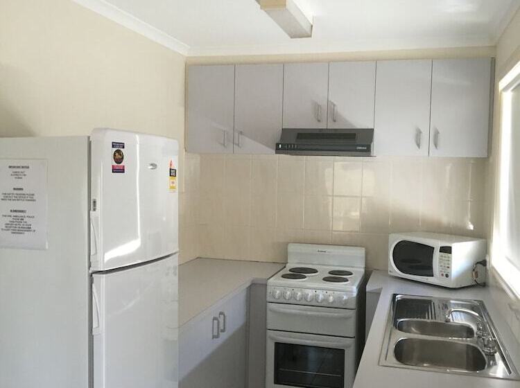 هتل Airport Tourist Village Melbourne