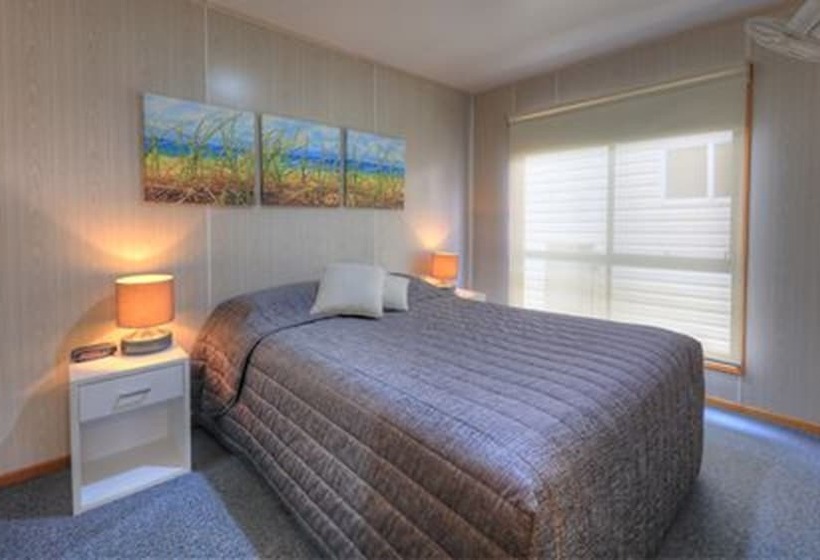 هتل Airport Tourist Village Melbourne