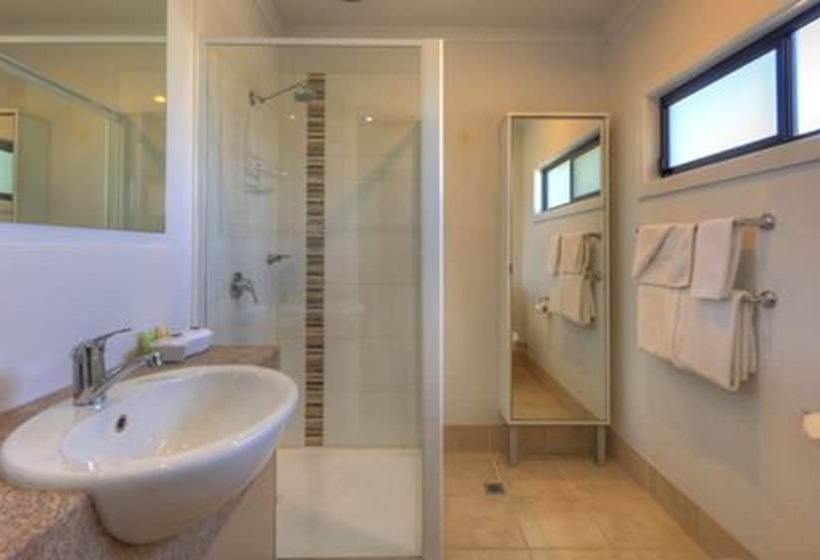 هتل Airport Tourist Village Melbourne