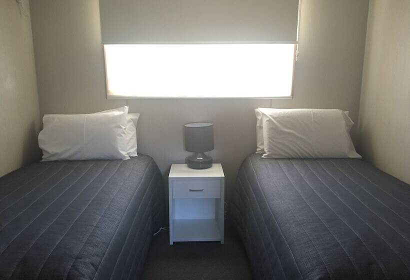 هتل Airport Tourist Village Melbourne