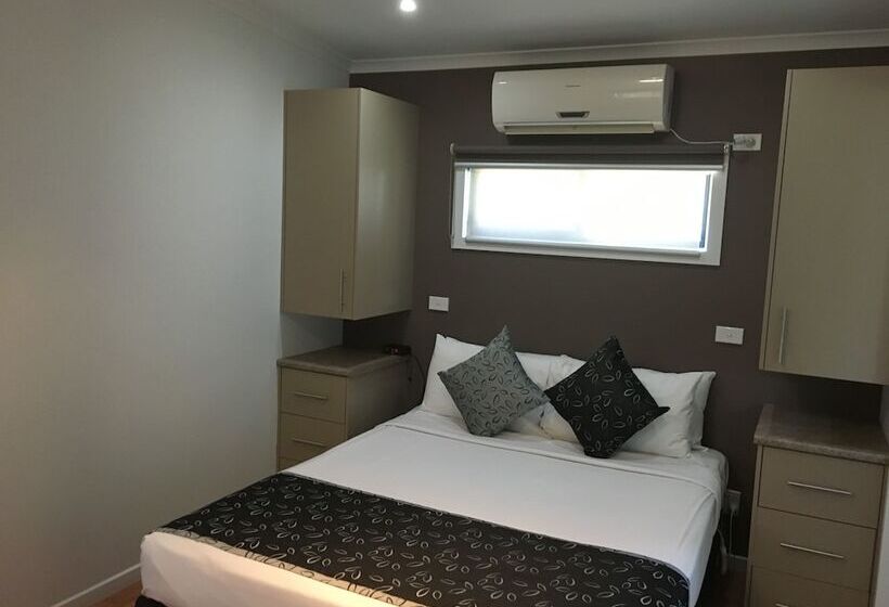 هتل Airport Tourist Village Melbourne