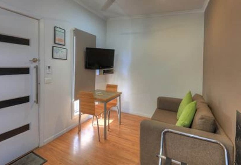 هتل Airport Tourist Village Melbourne