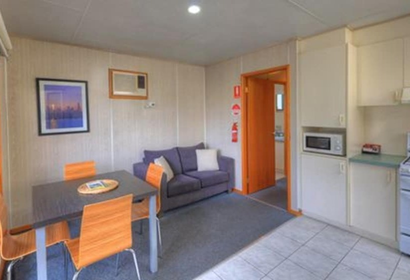 هتل Airport Tourist Village Melbourne