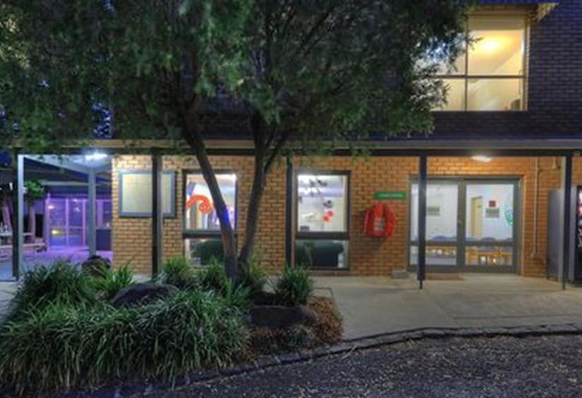 هتل Airport Tourist Village Melbourne