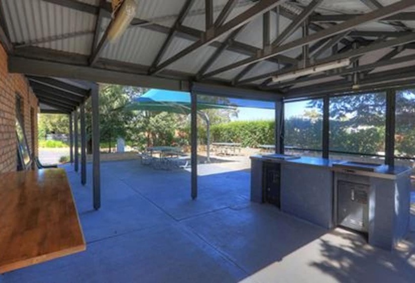 هتل Airport Tourist Village Melbourne