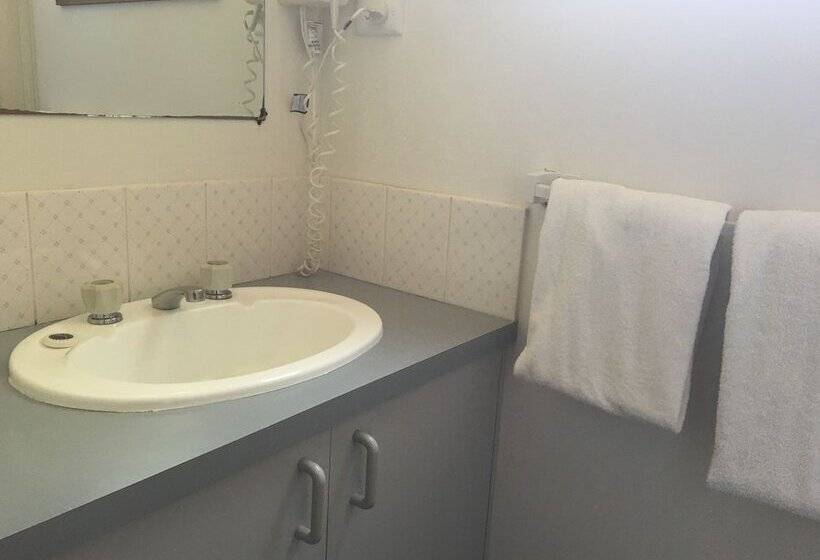 هتل Airport Tourist Village Melbourne