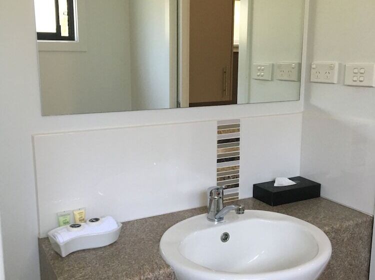 هتل Airport Tourist Village Melbourne