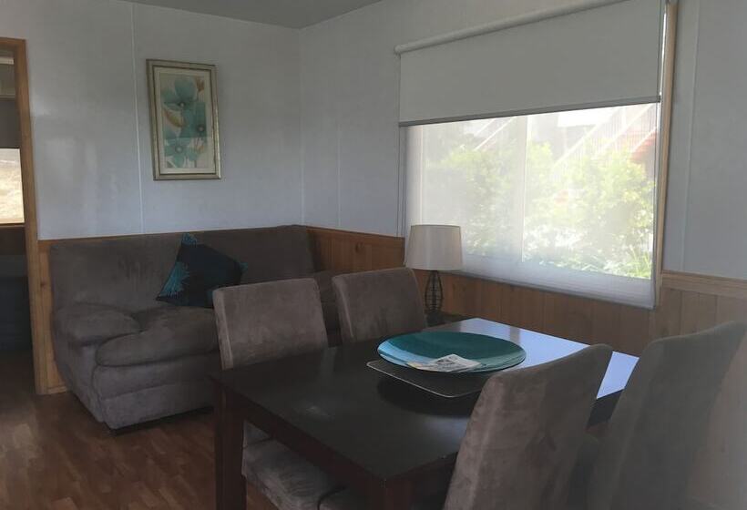 هتل Airport Tourist Village Melbourne