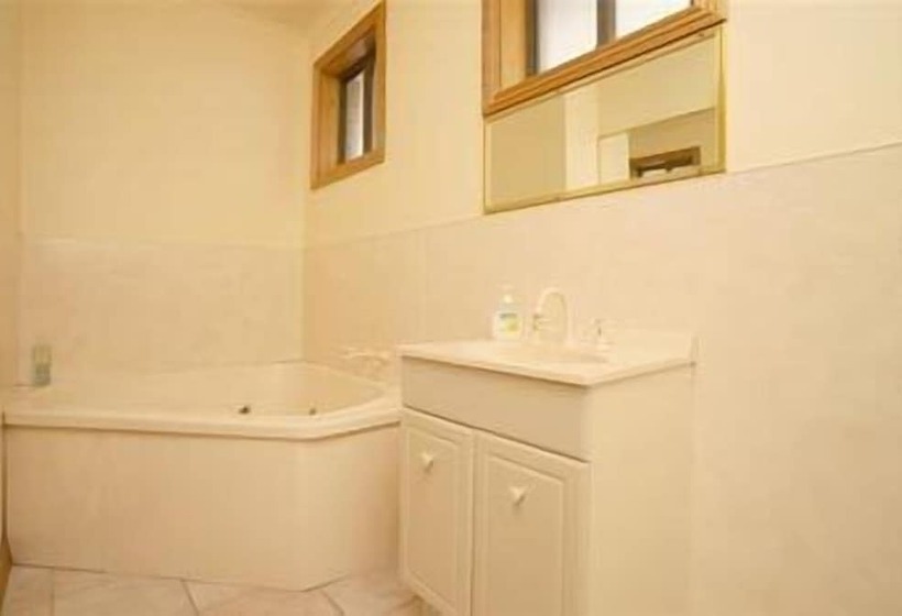 Отель Apollo Bay Backpackers Lodge