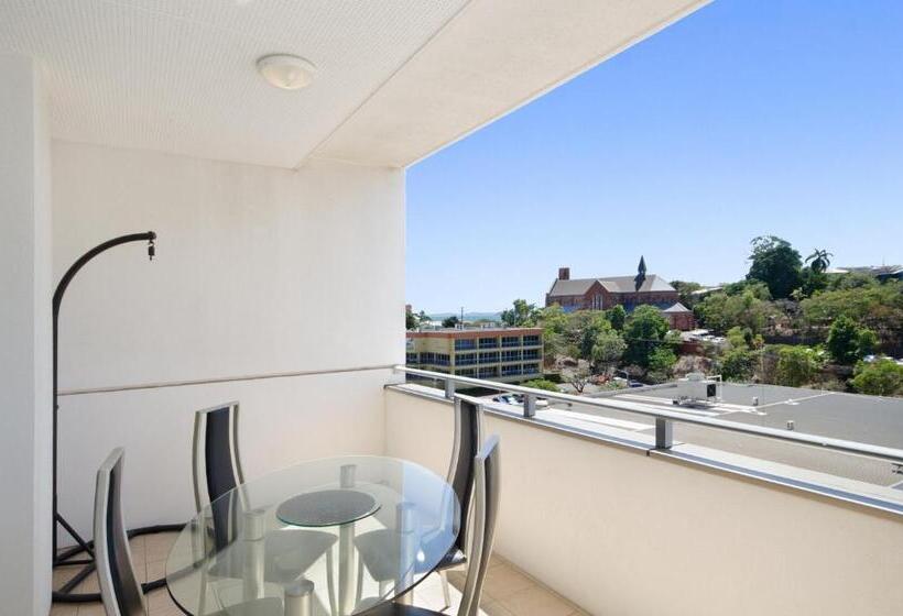 هتل The Dalgety Apartments