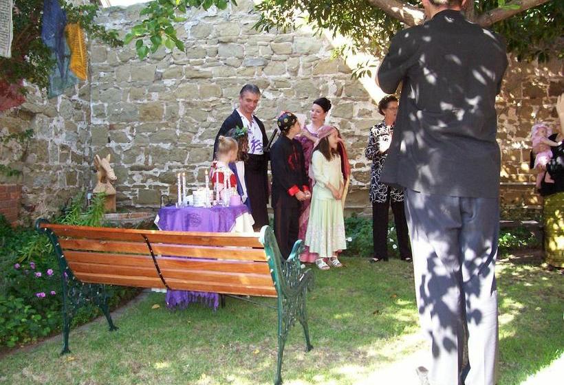 هتل Gatehouse On Ryrie