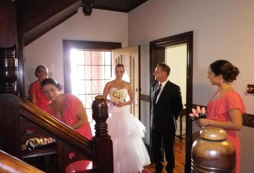 هتل Gatehouse On Ryrie