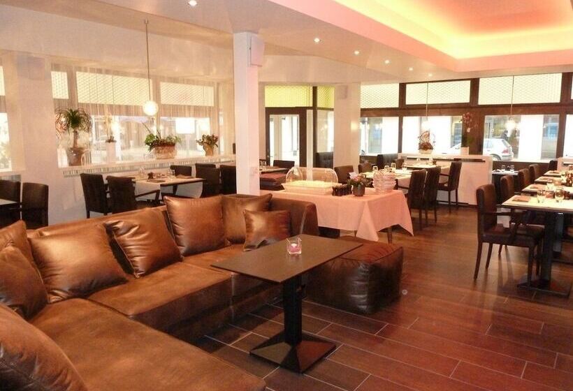 Отель Kristoffel   Ontbijt Inbegrepen