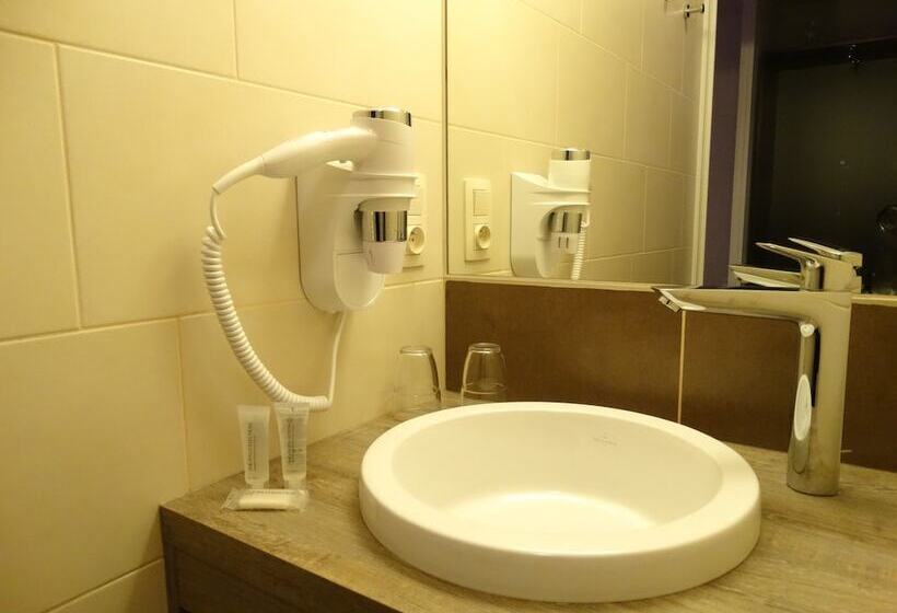 Отель Kristoffel   Ontbijt Inbegrepen