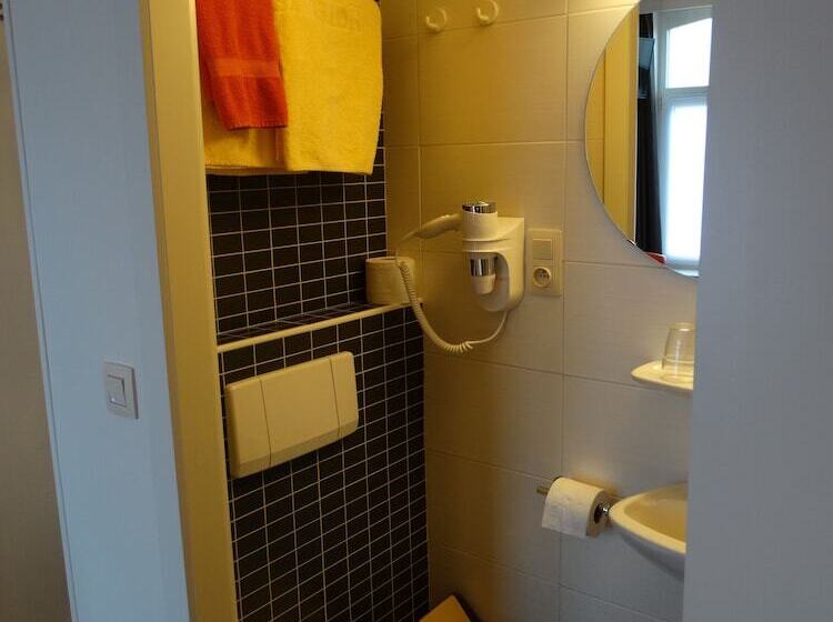 Отель Kristoffel   Ontbijt Inbegrepen