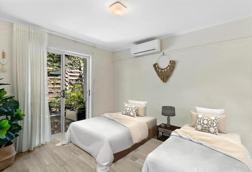 هتل The Oasis Apartments And Treetop Houses