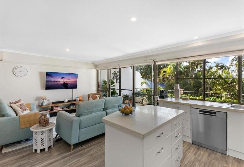 هتل The Oasis Apartments And Treetop Houses