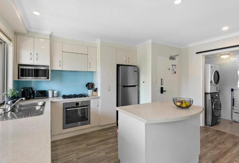 هتل The Oasis Apartments And Treetop Houses