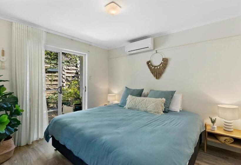 هتل The Oasis Apartments And Treetop Houses