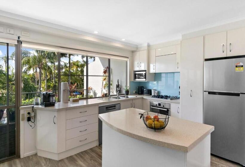 هتل The Oasis Apartments And Treetop Houses