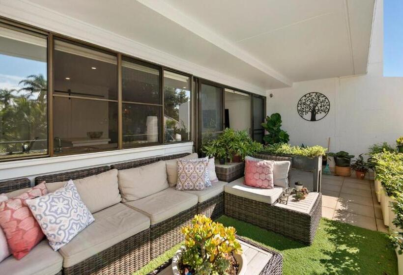 هتل The Oasis Apartments And Treetop Houses