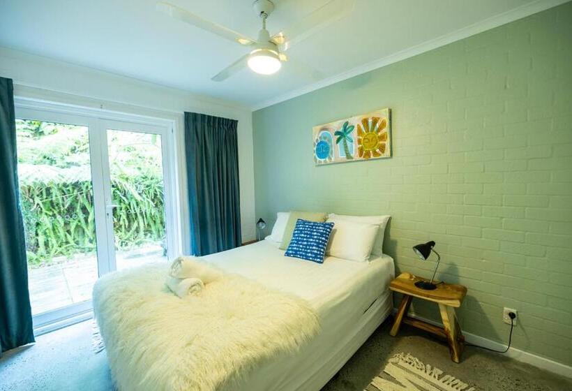 هتل The Oasis Apartments And Treetop Houses