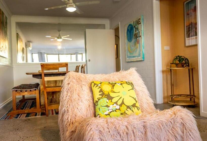 هتل The Oasis Apartments And Treetop Houses