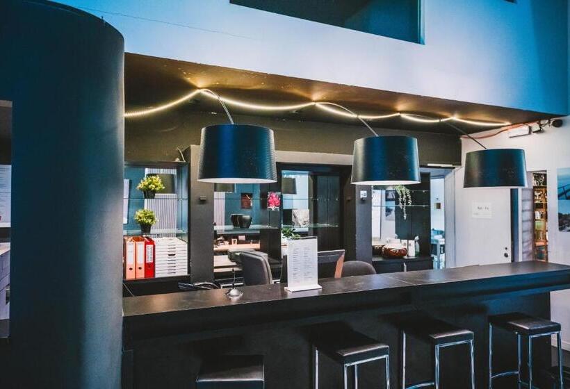 Utopia Hotel   Art & Nature