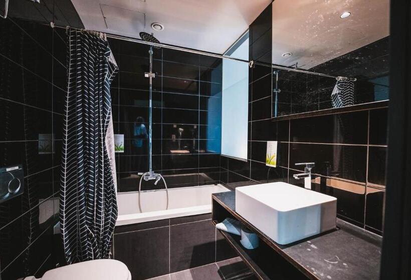 Utopia Hotel   Art & Nature