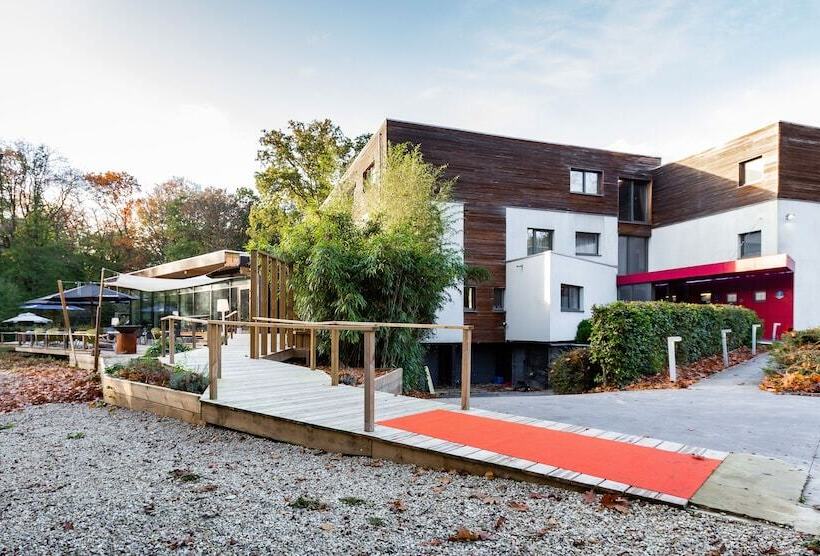 Utopia Hotel   Art & Nature