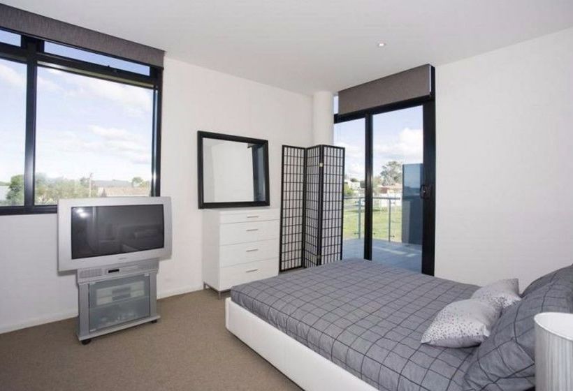 Отель Whitewater Apartments