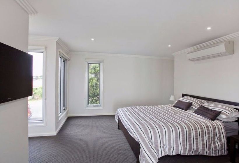 Отель Whitewater Apartments