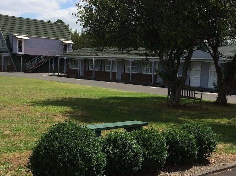 Colonial Motel