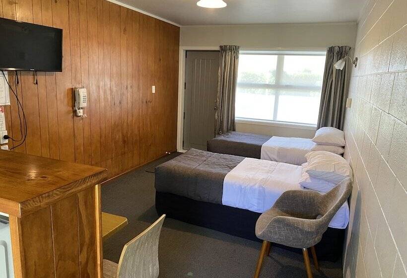 Colonial Motel