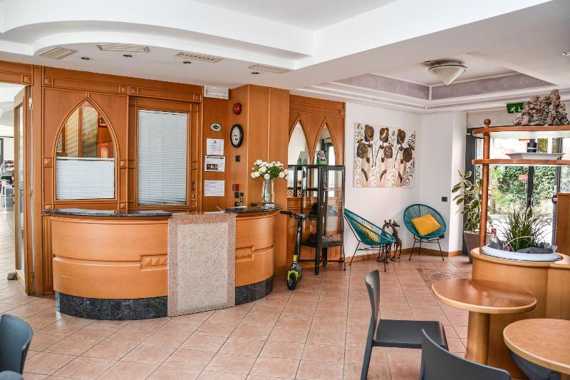 هتل Aurora & Appartamenti