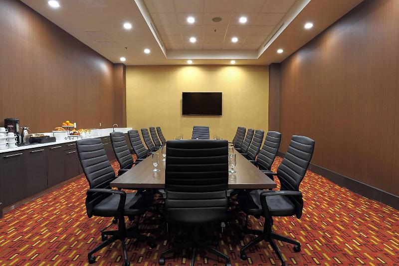 فندق Courtyard By Marriott Montreal West Island/baie D’urfe